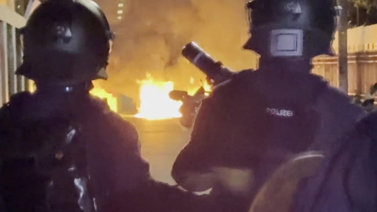 Riješi na području kasarne: s kapuljačom barikade na vatri
