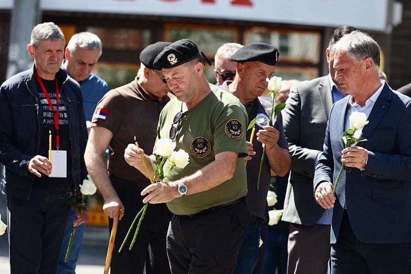 Delegacija iz RS-a položila cvijeće u bivšoj Dobrovoljačkoj: Neki nosili oznake jedinice optužene za genocid