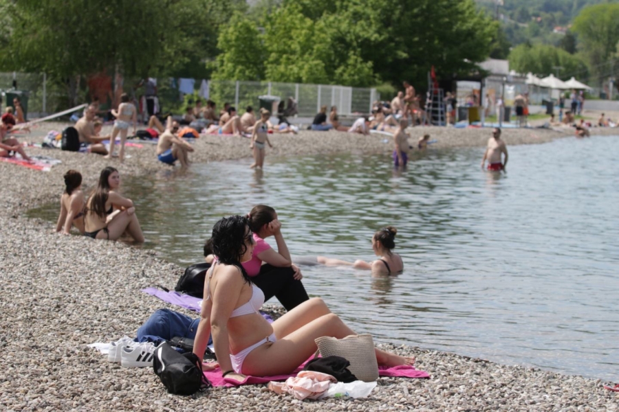 U TUZLI KAO NA JADRANU: Pogledajte kakva je atmosfera danas vladala na Panonskim jezerima (FOTO)