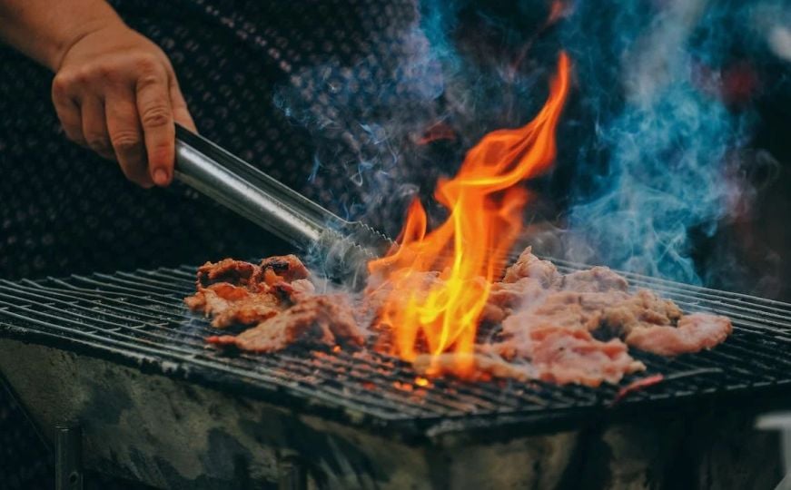 Poboljšajte okus mesa sa roštilja: Dodajte jednu namirnicu koju svi imaju