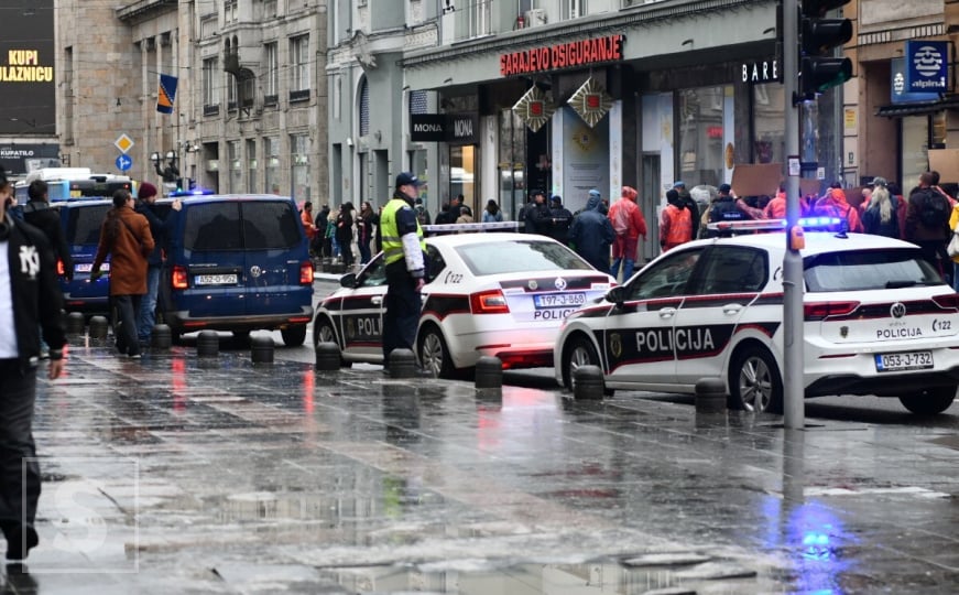Napadnuti policijski službenici kod Sarajeva: Uhapšen muškarac (57)