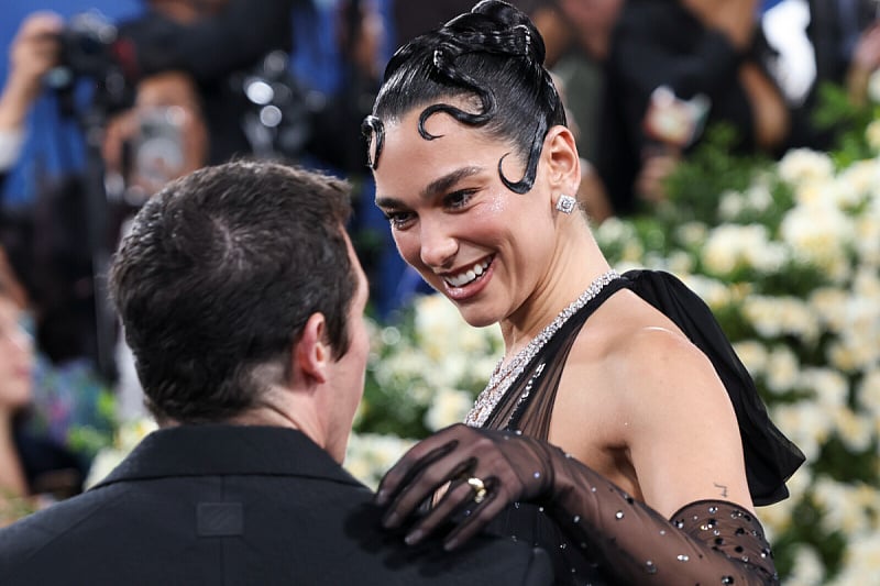 Dua Lipa pozirala na Met Gali sa partnerom: Posebnu pažnju privukao njen zaručnički prsten