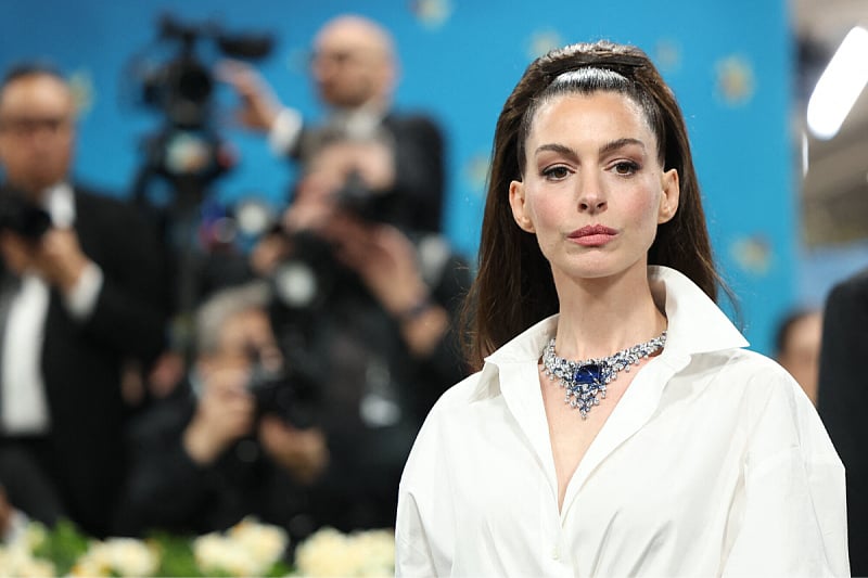 Anne Hathaway privukla pažnju na Met Gali zbog zategnutog lica: Potaknula glasine o estetskim zahvatima