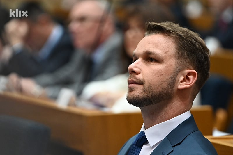 Stanivuković Dodiku: Ne laži na svoju krsnu slavu, u većinu zemalja ne možeš ni kao turista, ostao si u šatoru