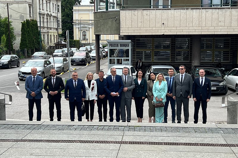 Brojna delegacija opozicije iz RS-a stigla u Sarajevo na potpisivanje sporazuma, pogledajte ko je sve došao