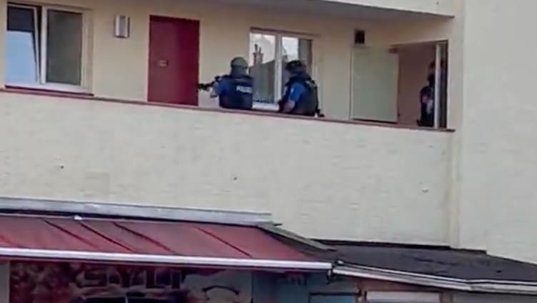 Policija je potvrdila posvećenost – pozadina još uvijek nejasna: policajci mijenjaju stambene zgrade u Neuenhof AG