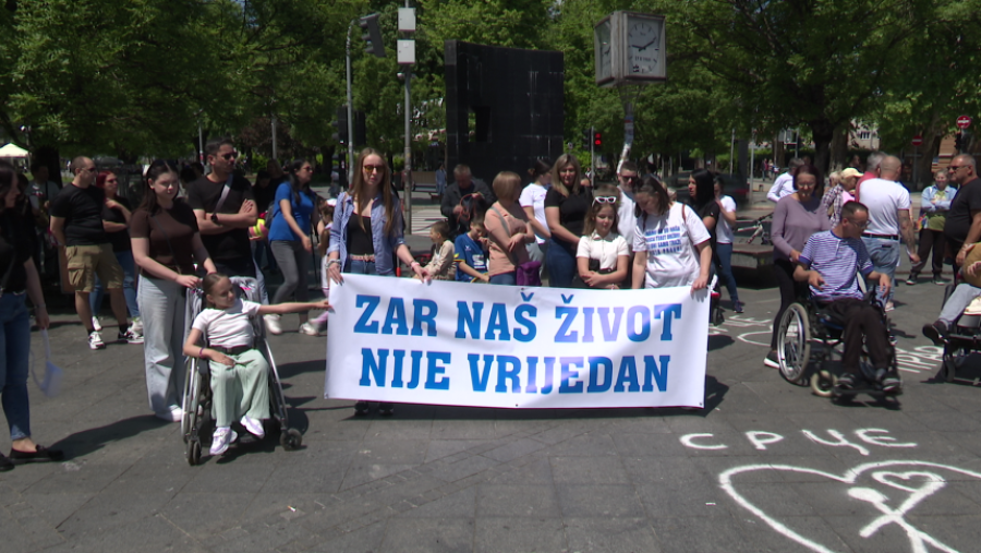 DOK DODIK RUSUJE I SRBUJE: Protesti u Banjoj Luci – roditelji djece s poteškoćama traže svoja prava