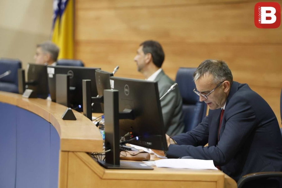 INTERVENISALO OSIGURANJE: Incident i naguravanje između Kojića i Babalja, SNSD i US napustili sjednicu državnog Parlamenta