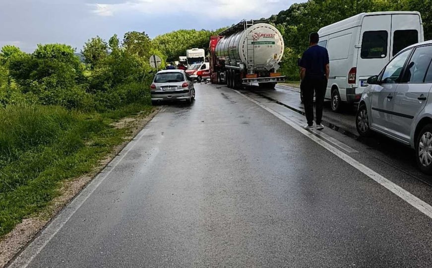 Sudar kamiona i automobila u BiH: Jedna osoba povrijeđena, potpuno obustavljen saobraćaj