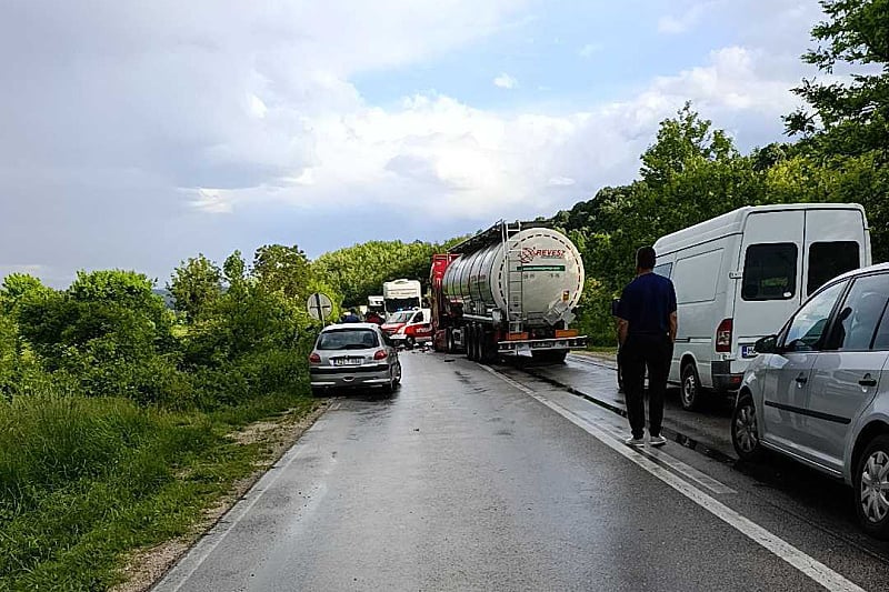 Doboj: Sudarili se automobil i cisterna u Šešlijama, jedna osoba povrijeđena