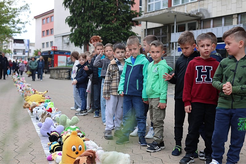 Bihać za ubijenu djecu Prijedora: 102 plišane igračke za isto toliko ubijene djece