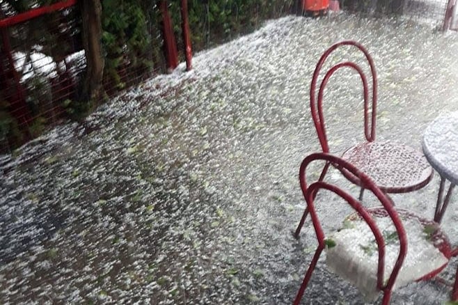 Bosansku Gradišku zahvatilo snažno nevrijeme, padao i grad
