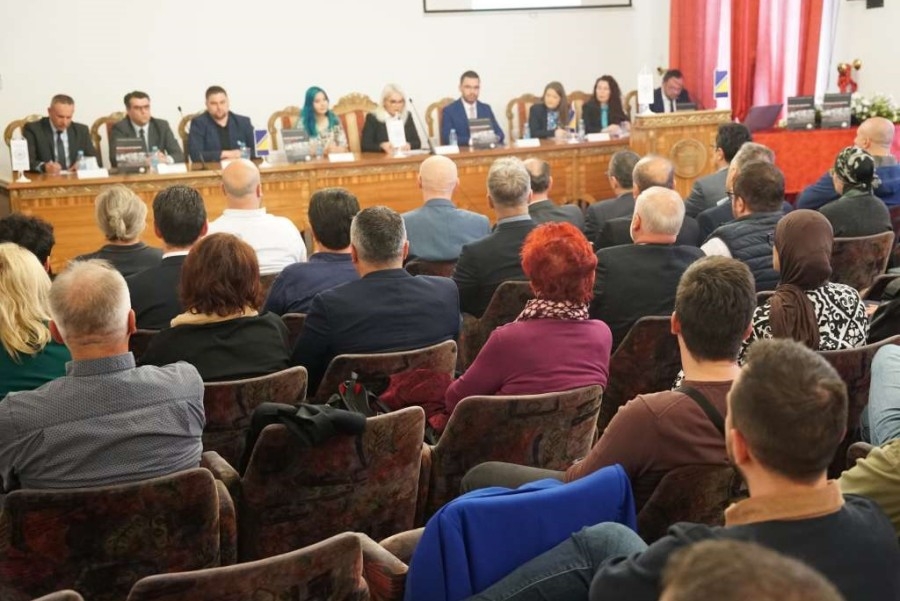 U OKVIRU OBILJEŽAVANJA  GODIŠNJICE REZOLUCIJE O SREBRENICI: Promovisana publikacija Politika revizionizma: Negiranje zločina i genocida u BiH 1992-2025