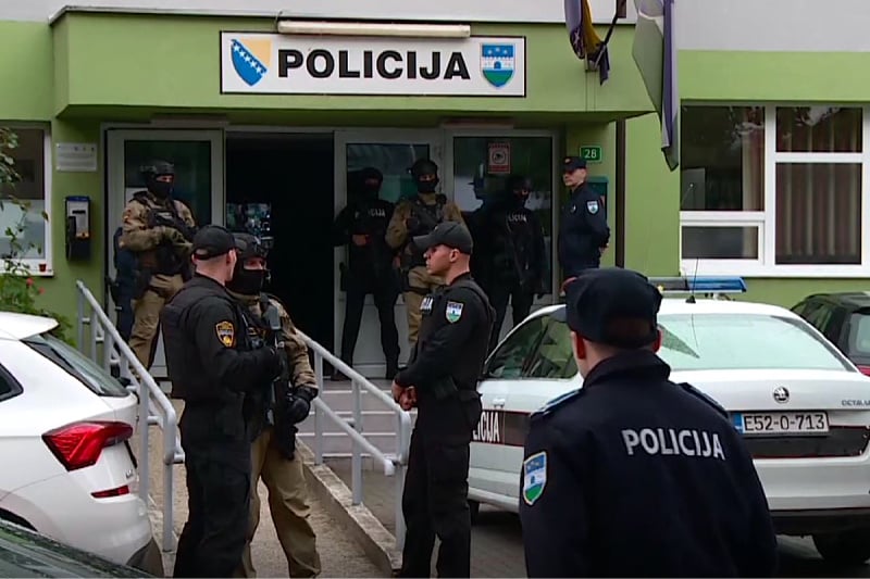 Policajci u Sanskom Mostu uhapšeni u uniformama u stanici policije