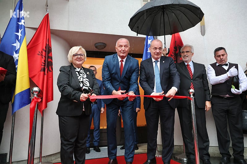 Ambasada Albanije svečano otvorena u Sarajevu: Traku presjekli Helez i Hasani