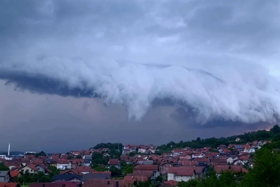UPALJEN JE ŽUTI METEOALARM: Opasna oluja zahvatila dio BiH, sutra će biti još gore… (FOTO, VIDEO)