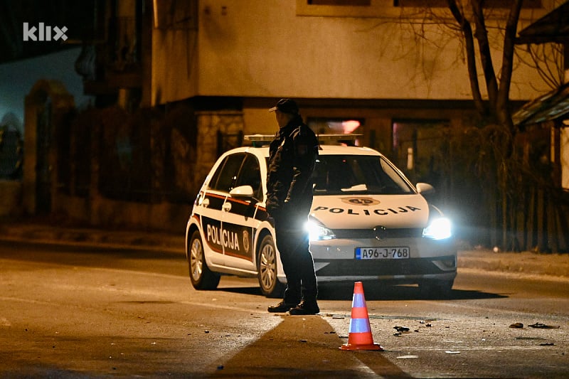 Divljanje u Sarajevu: Uhapšen muškarac koji je na Bistriku metalnim lancem oštetio automobile