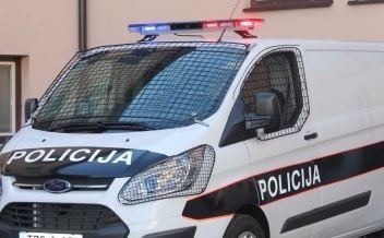 Jeziv slučaj nasilja u Živinicama: Otac i sin napali sudsku policiju, jedan teško povrijeđen