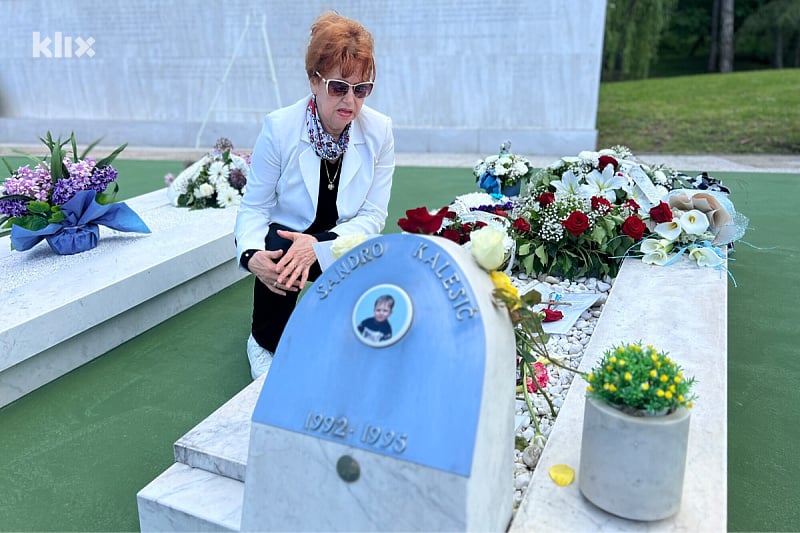 Tišinu u Aleji mladosti prekidaju uzdasi roditelja: Sjećanje na djecu ubijenu u masakru