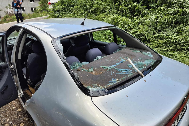 Pukla vodovodna cijev u Goraždu i uništila parkirani automobil, pukom srećom izbjegnuta veća nesreća