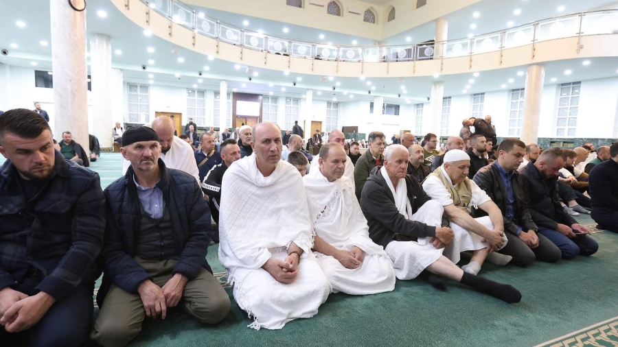 PETA ISLAMSKA DUŽNOST: Prva grupa hadžija iz BiH krenula na put ka svetoj Mekki: