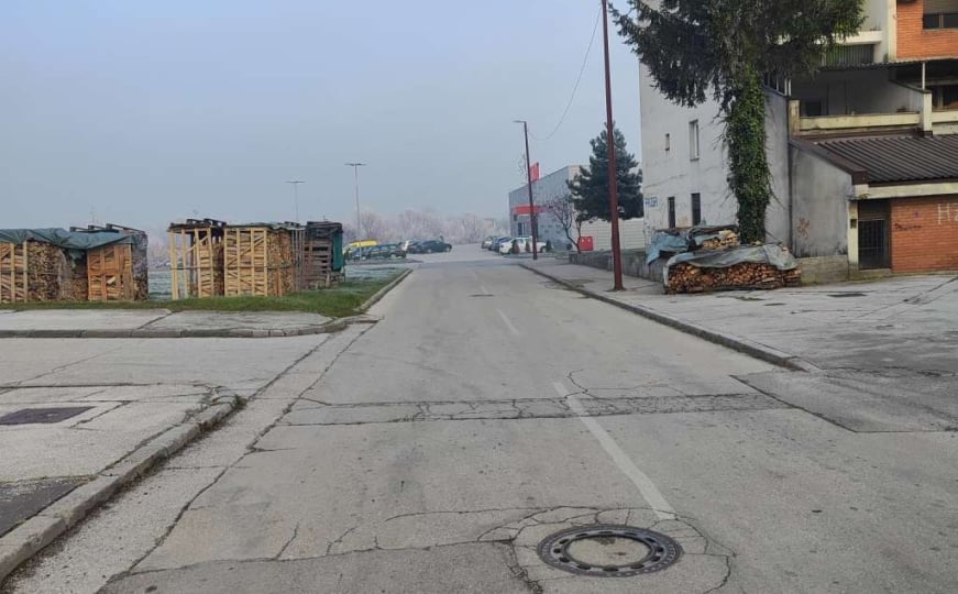 Drama kod Novog Travnika: Tlo se urušava, rupa od četiri metra prijeti imanju, porodica iseljena