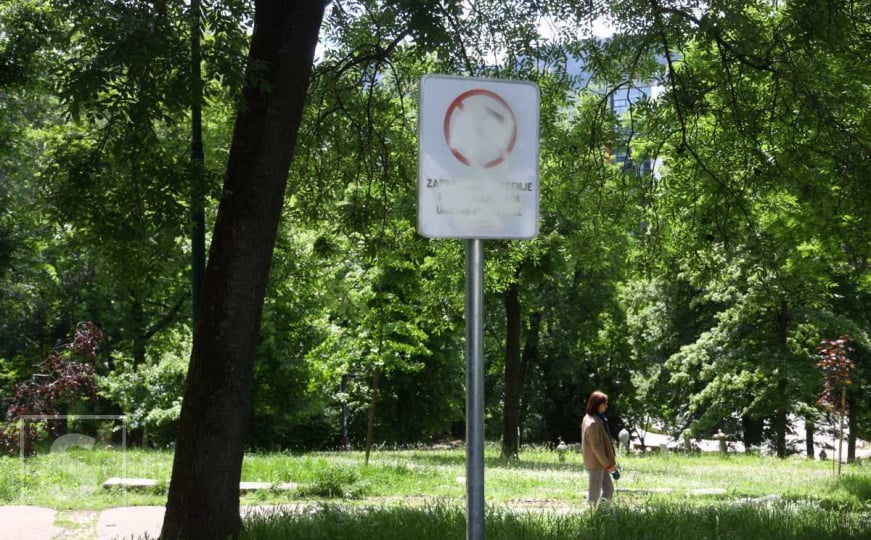 Nakon što su postavljene: Uništen dio tabli o zabrani uvođenja kućnih ljubimaca u Veliki park