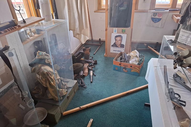 Nepoznati počinioci devastirali Muzej Armije RBiH u Sanskom Mostu, ukradene puške i uništen dio postavke