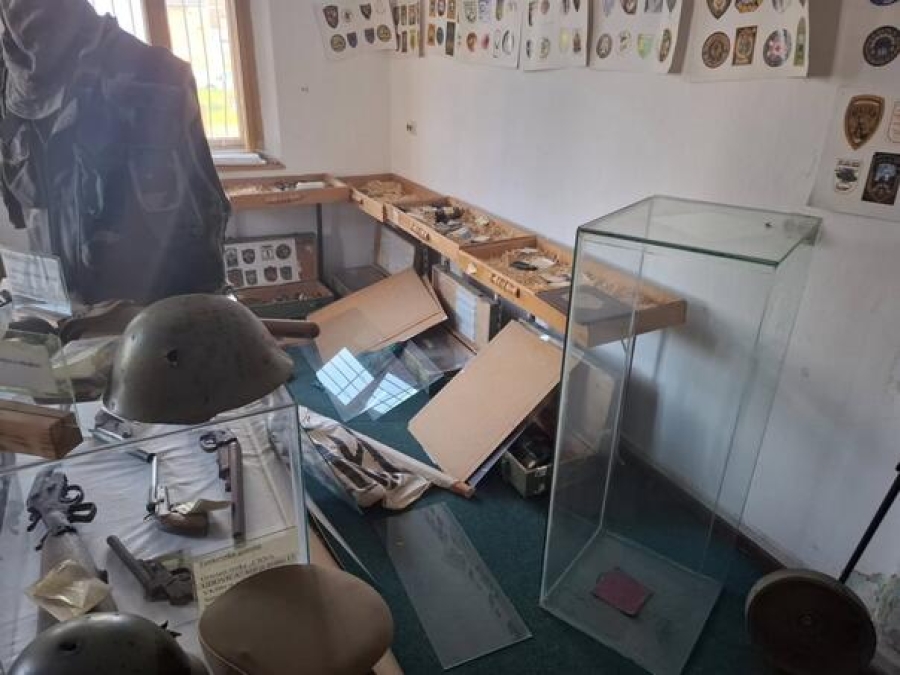 PROVALJENO U MUZEJ ARMIJE RBiH U SANSKOM MOSTU: Brojni eksponati uništeni (FOTO)
