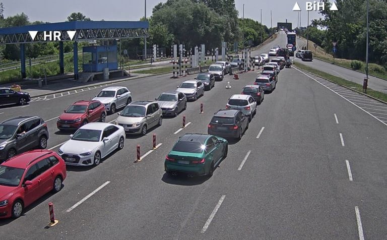 Vozači, oprez: Duge kolone vozila na pet graničnih prijelaza na izlazu iz BiH – evo koji su