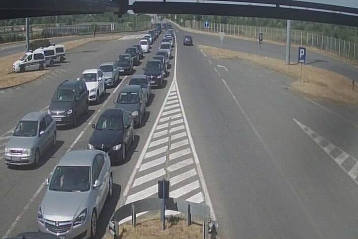 Duge kolone vozila na graničnim prijelazima između BiH i Hrvatske prvog dana vikenda