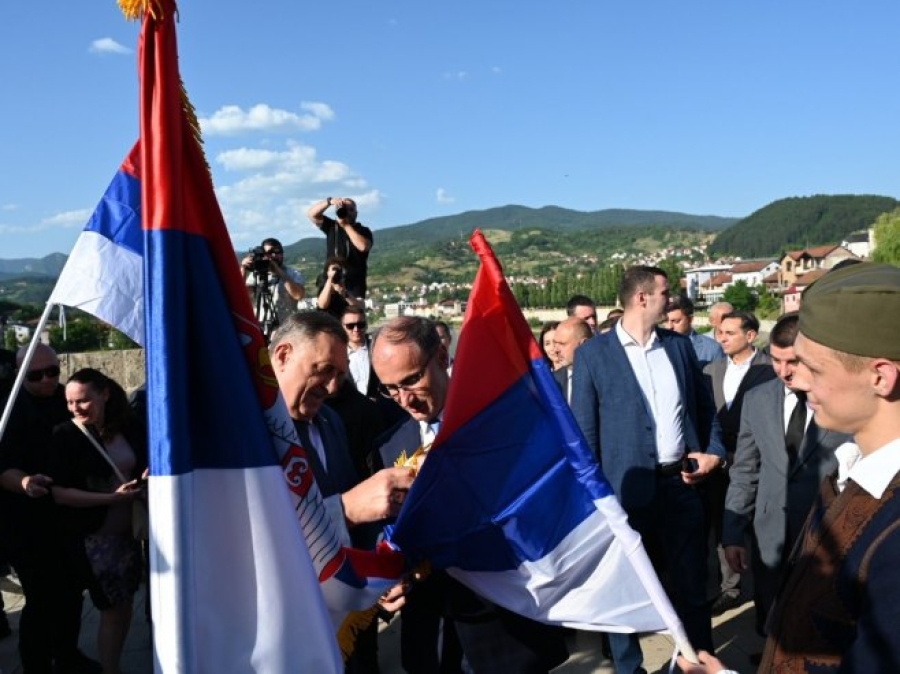 SRAMOTNA ‘PROSLAVA’ U VIŠEGRADU: Dodik i Macut vezali zastave na mostu Mehmed-paše Sokolovića, pridružila im se i radikalna Milica Zavetnica