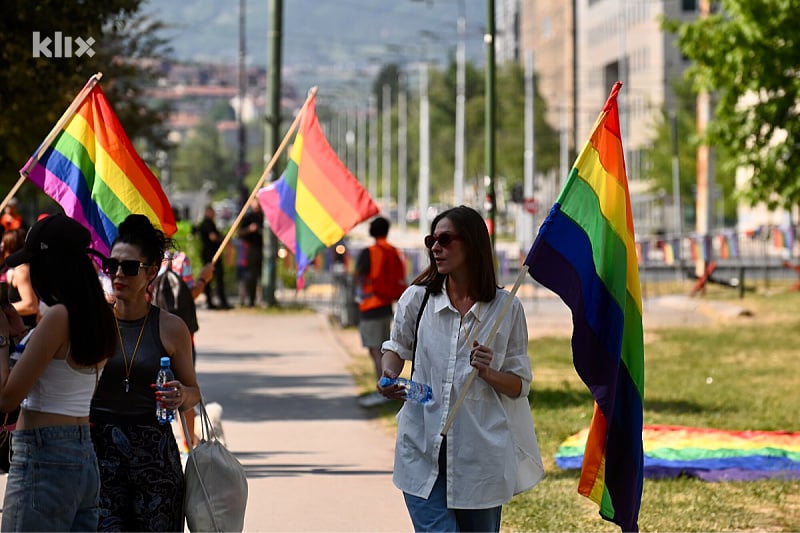 Okupljaju se učesnici Bh. povorke ponosa u Sarajevu: Dugine zastave, transparenti i podrška Palestini