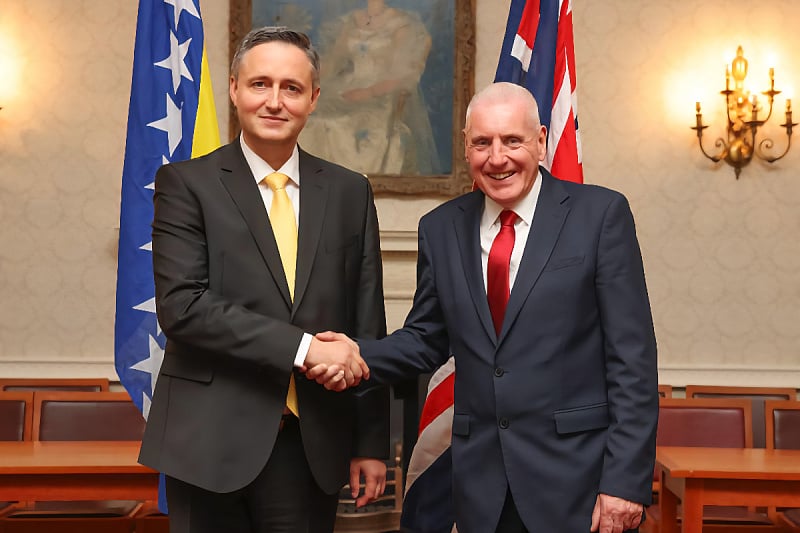 Bećirović s ministrom odbrane Ujedinjenog Kraljevstva razgovarao o sigurnosnoj situaciji u BiH