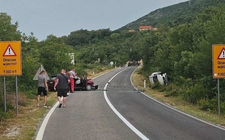 Saobraćajna nesreća u BiH: Vozila smrskana, četiri osobe povrijeđene