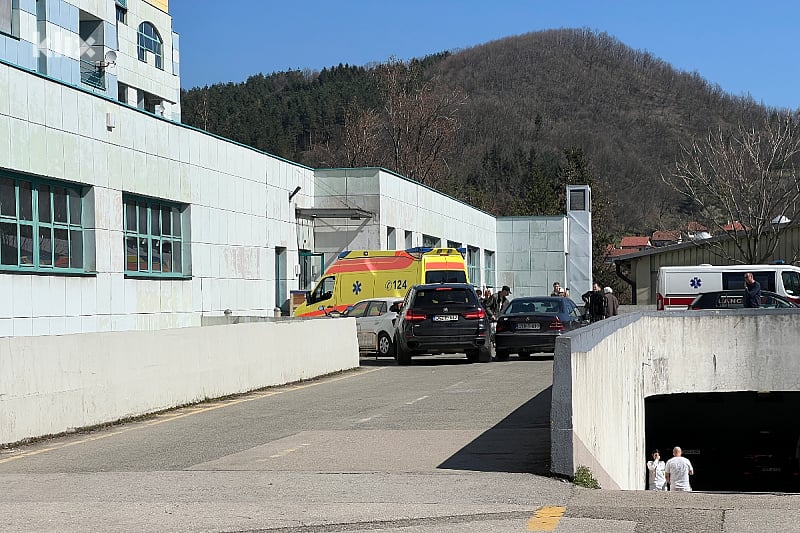 Ljekari se bore za život ženi koja je teško povrijeđena u saobraćajnoj nesreći kod Lukavca