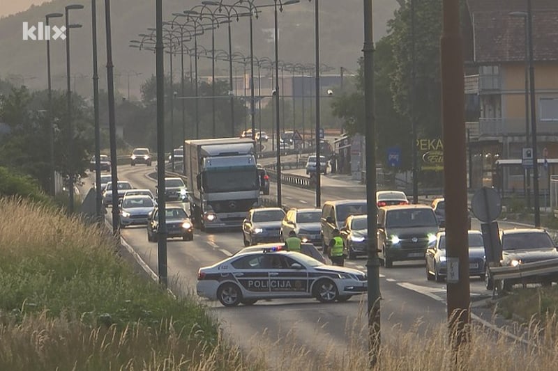 Saobraćajna nesreća kod Ilidže: Sudarila se tri automobila, povrijeđen i pješak