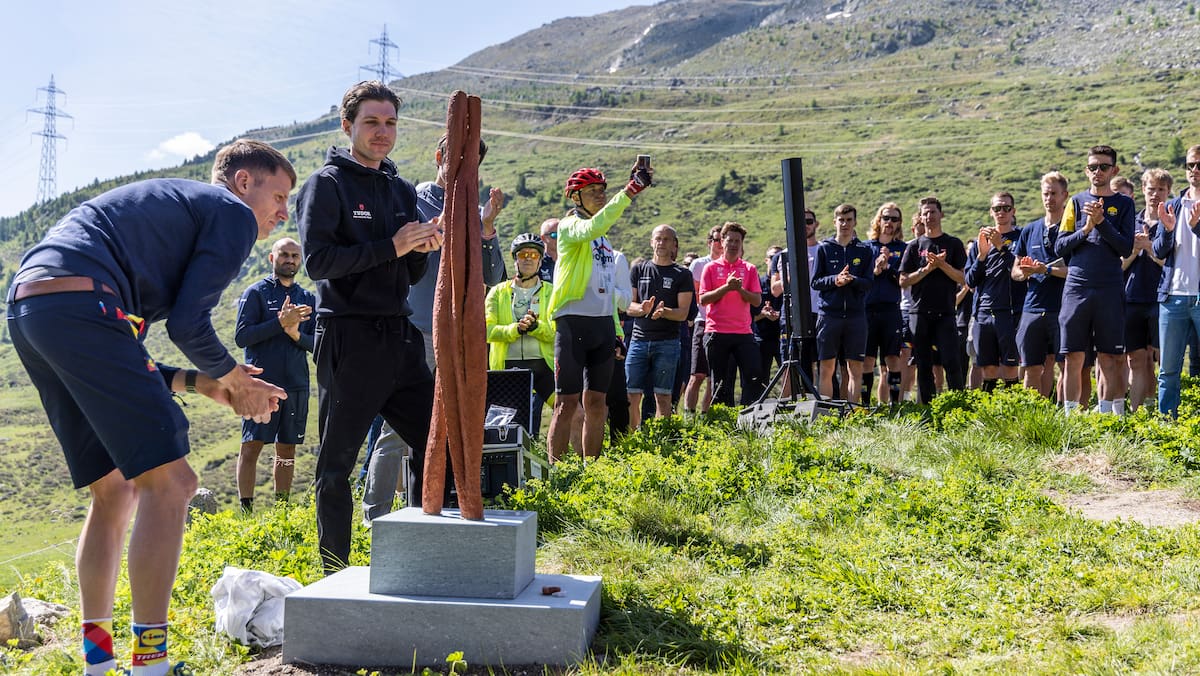 Rad-Ace Hirschi (26) otkriva skulpturu za svog prijatelja Mäder († 26): “Gino je obogatio moj život”