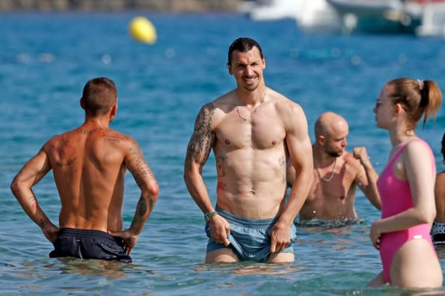 POZNATI FUDBALER MAMI ŽENSKE UZDAHE: Ibrahimović uživa na Ibizi, a pored njega je ‘nastradao’ Marco Verratti (FOTO)