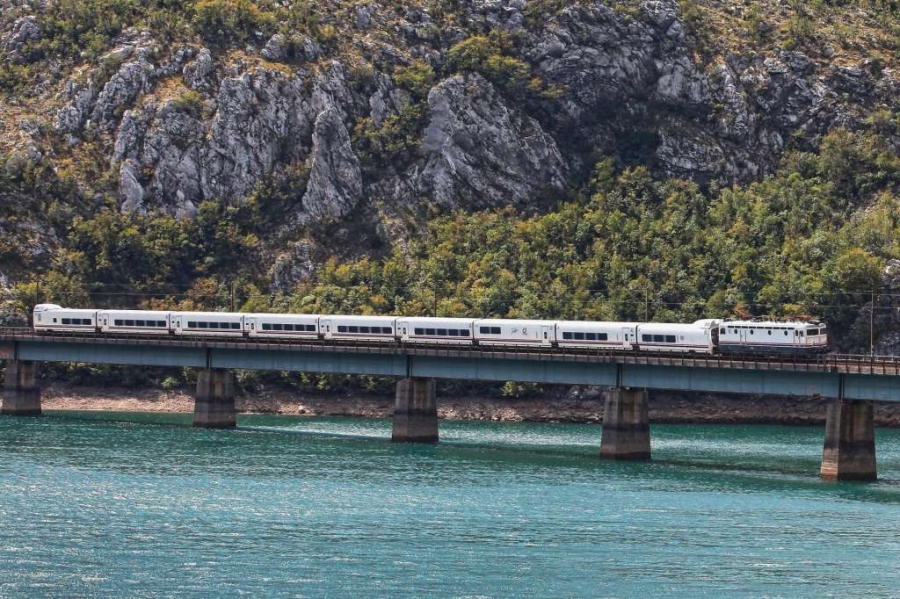 VLAKOM PREMA JUGU: Uskoro kreće sezonski putnički voz na relaciji Sarajevo – Ploče – Sarajevo, cijene karata iznose…