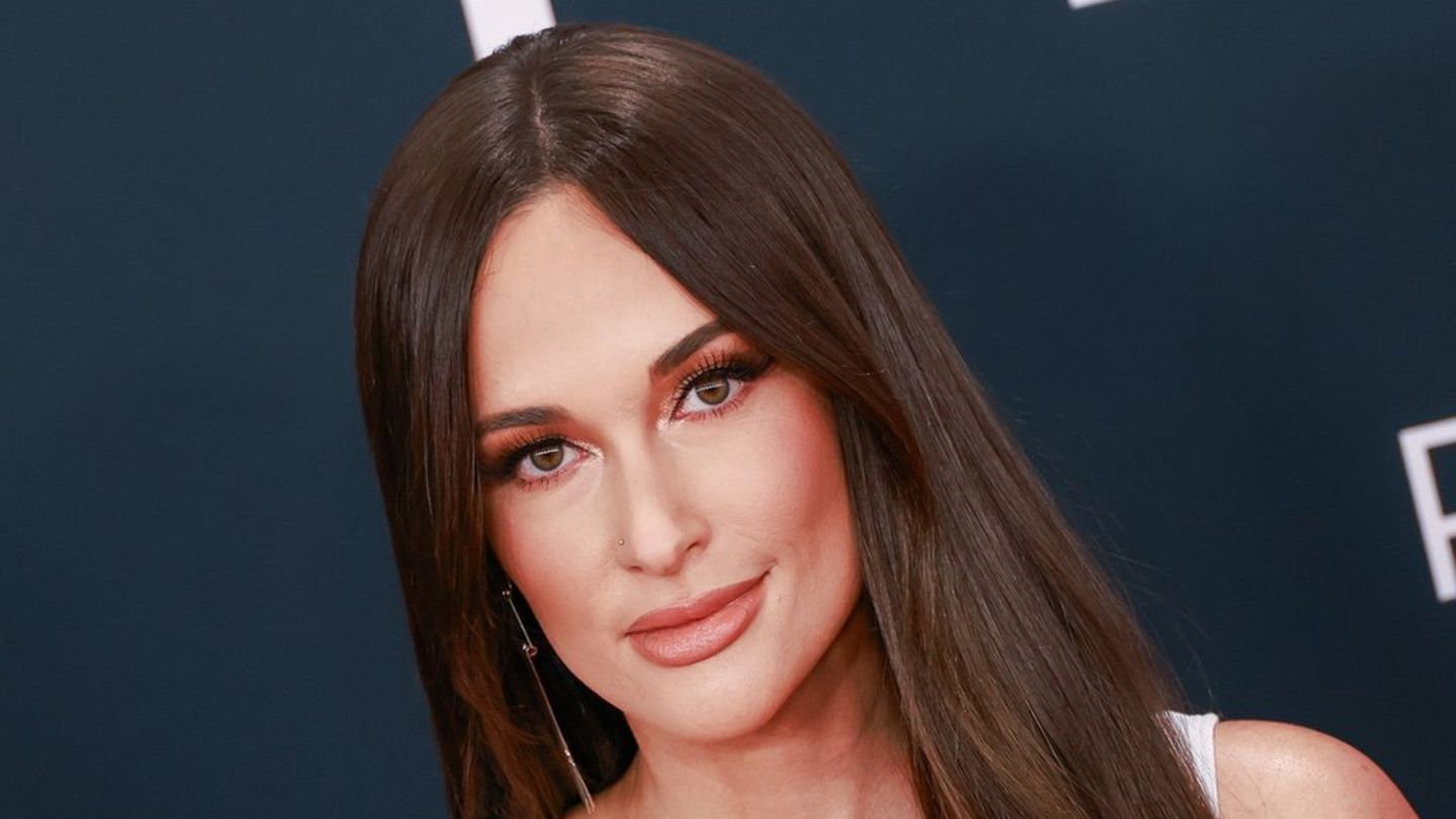 Kacey Musgraves kaže da se pojavljuje: pjevačica pada i loma rebra