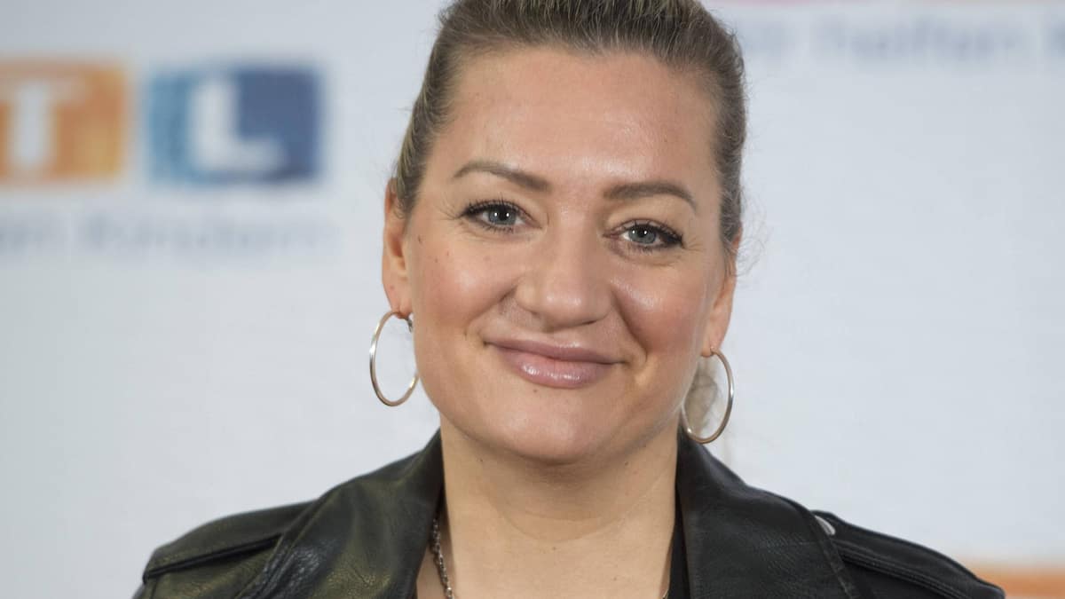 “Ellenbogen kroz”: Juliette Schoppmann slomio mu ruku