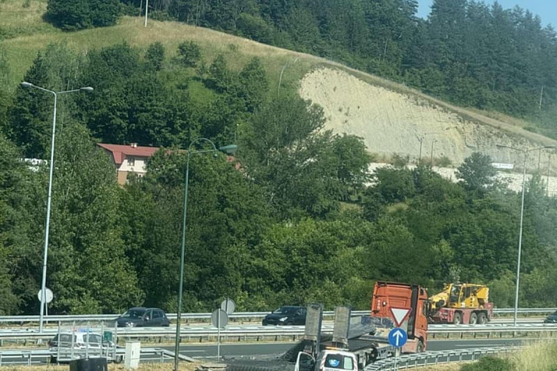 Obustavljen saobraćaj na uključnom kraku petlje Vogošća, rasut teret koji je prevozilo vozilo