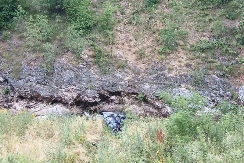 Vozilo sletilo sa puta u kanjon Miljacke, majka i dijete poginuli