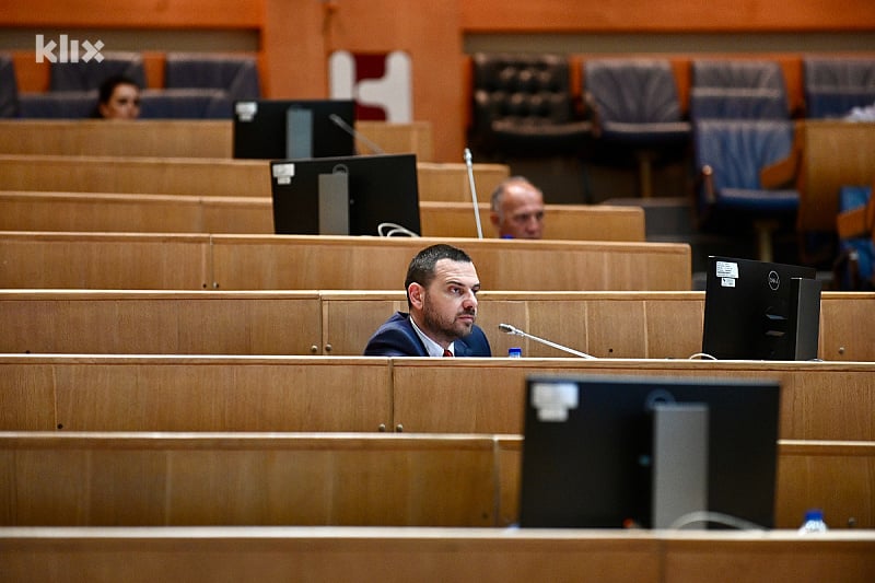 Magazinović: Bahata vožnja bez kažnjavanja, delegati SBiH-a, SNSD-a i HDZ-a spriječili dalju proceduru