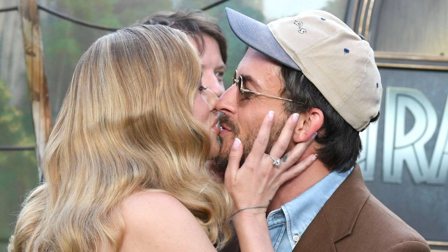Poljubac sa Co-Star Jonathanom Bailey: Scarlett Johansson kaže da