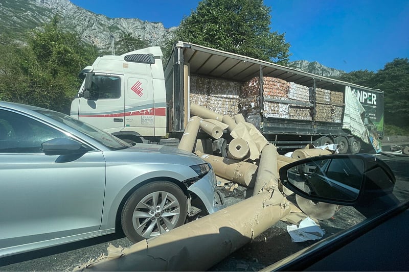 Ispao teret iz kamiona na putu kod Jablanice, vozila ovim putem prolaze naizmjenično