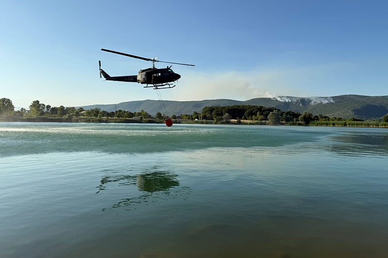 Vatrenu stihiju u Grudama gase desetine vatrogasaca već treći dan, u pomoć stigao i helikopter OS BiH