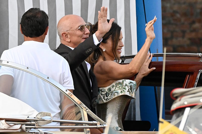 U Veneciji počela zabava dobrodošlice: Jeff Bezos i Lauren Sanchez s osmjesima dočekali brojne zvanice