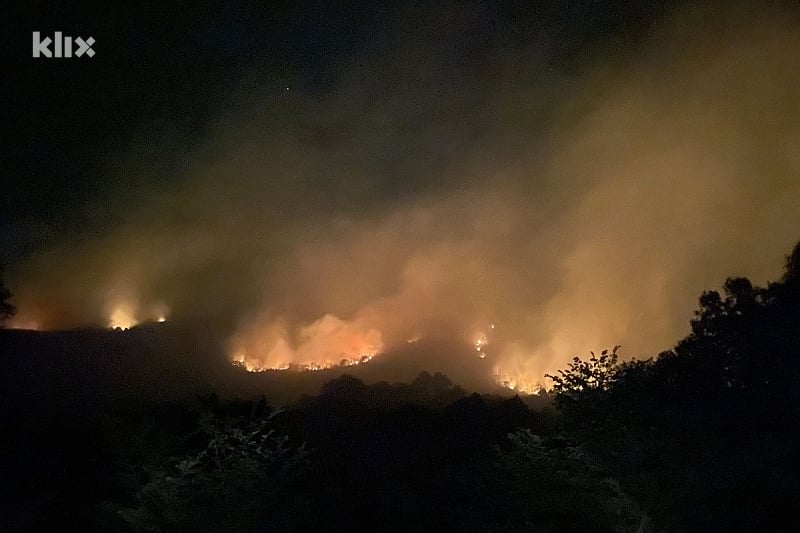 Vatrogasci u Grudama se već četiri dana bore sa požarima, noćas pomagao i helikopter OSBiH